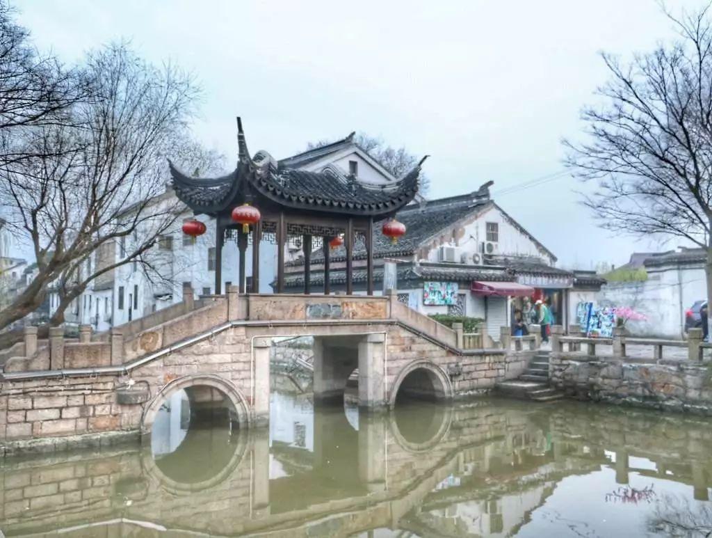 谭咏麟回乡祭祖排场大,保镖开道排场大,受热情接待精神大好
